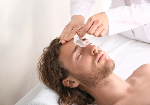 Soins complets pour hommes : nettoyage de peau pour jeune, épilation des sourcils, nettoyage complet du dos - Institut de beauté Aida à Sion